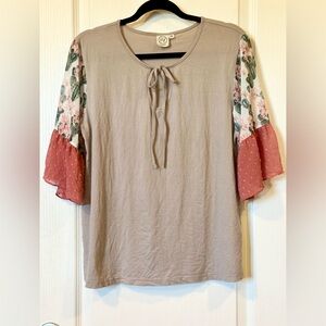 GRACE & EMMA Floral Bell Sleeve Top